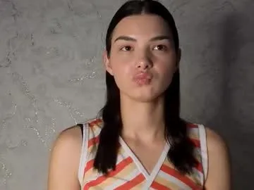 lauraback – webcam model profile photo